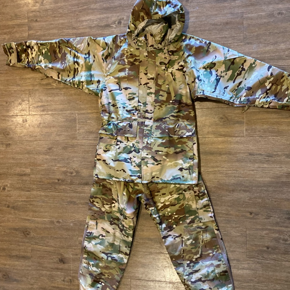 Military Issue Multicam Rain Suit, Size Medium Long Jacket/Medium Regular Pants